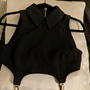 Deandri black collared crop top